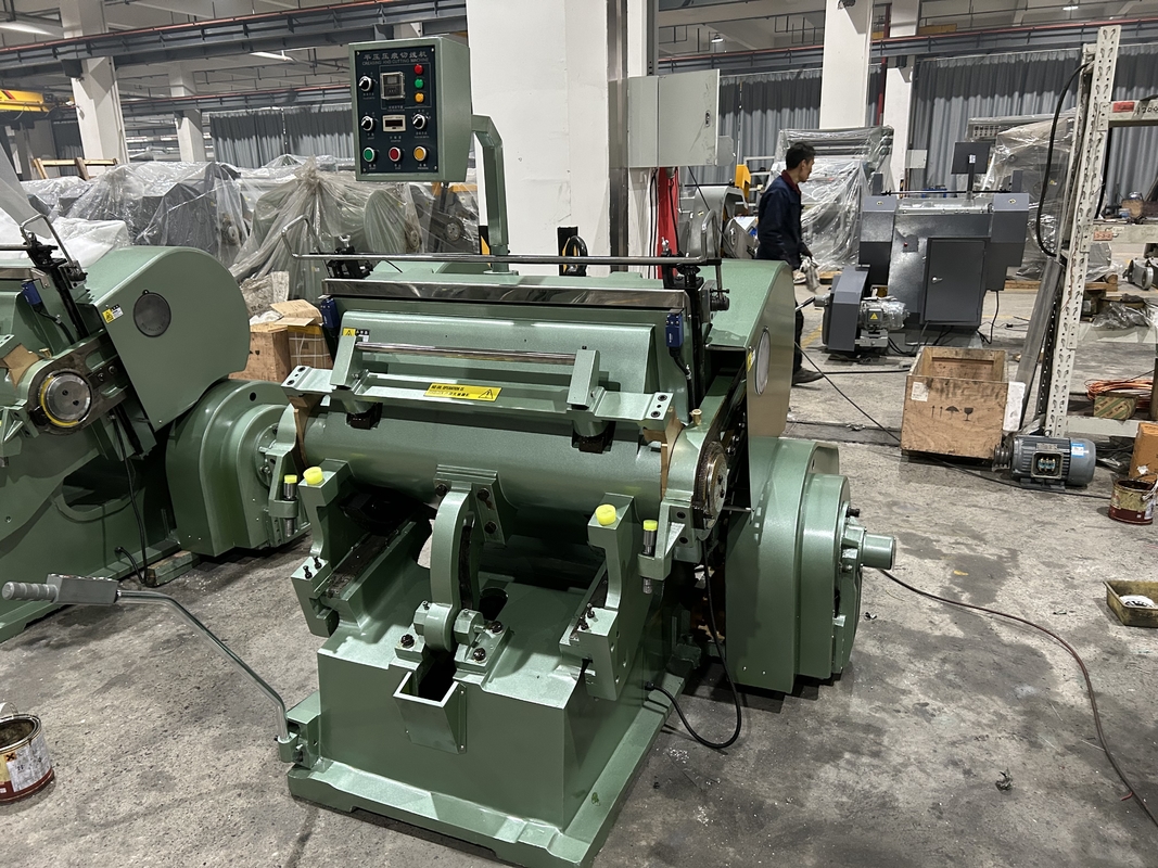 750mm Max. Mesin pemotong mati lebar yang dapat dioperasikan untuk produk kertas